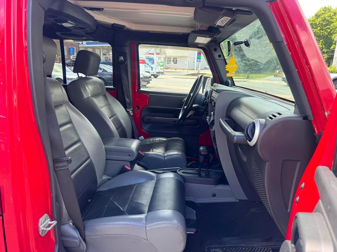 2010 Jeep Wrangler Unlimited Sahara Burgundy vin: 1J4BA5H16AL215165