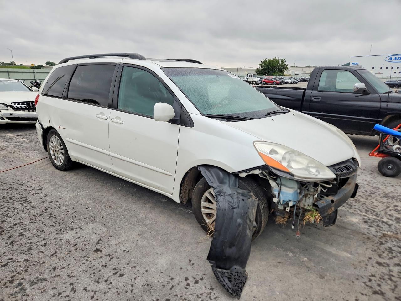 2010 Toyota Sienna Xle White vin: 5TDYK4CC5AS323761