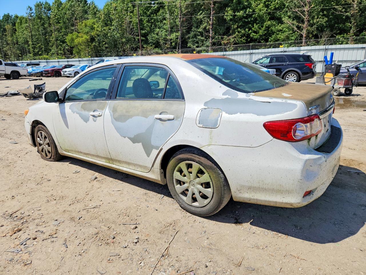 2011 Toyota Corolla Le White vin: JTDBU4EE7BJ093279