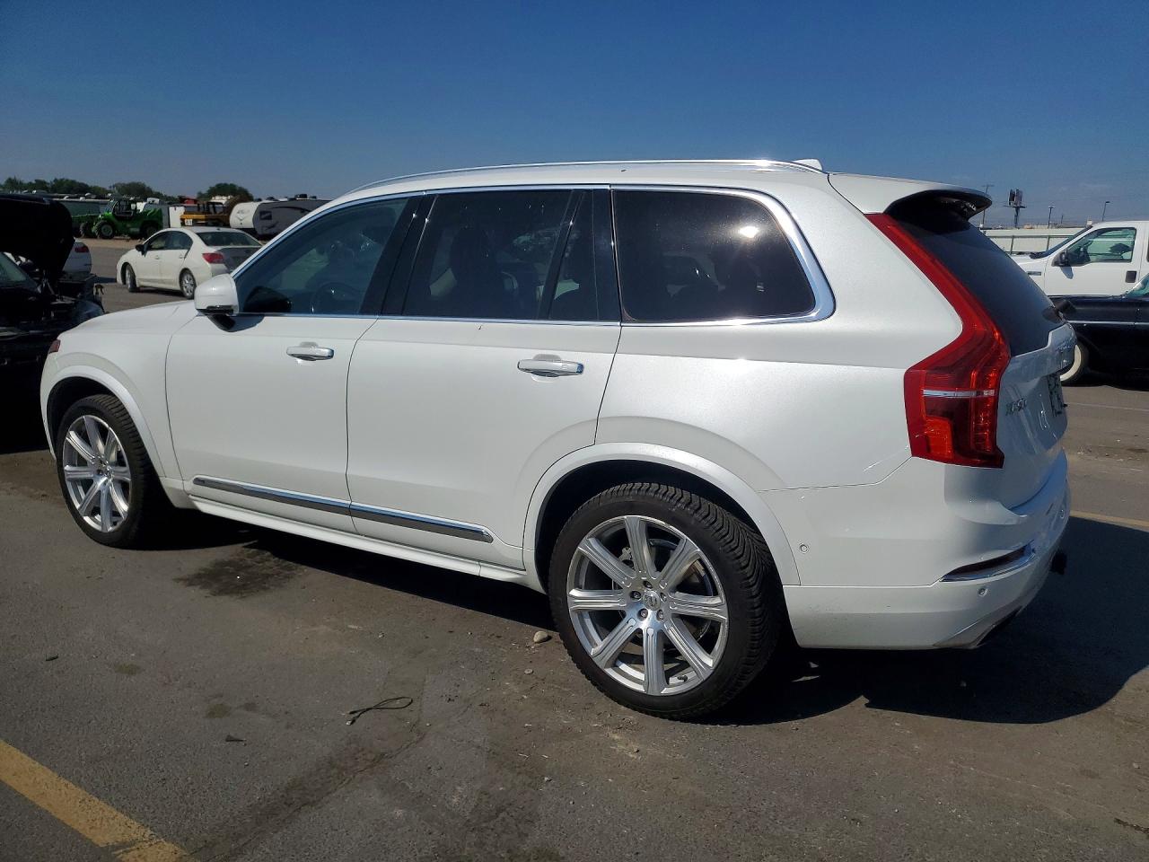 2016 Volvo Xc90 T6 White vin: YV4A22PL0G1048237