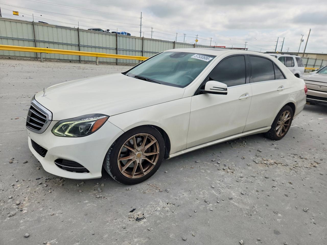 2015 Mercedes-benz E 350 White vin: WDDHF5KB3FB141404