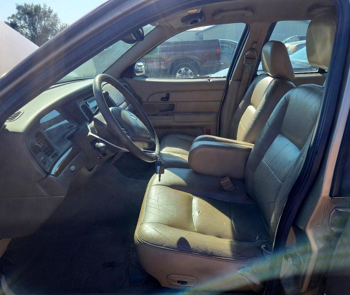 2004 Ford Crown Victoria Lx Beige vin: 2FAFP74W74X124373