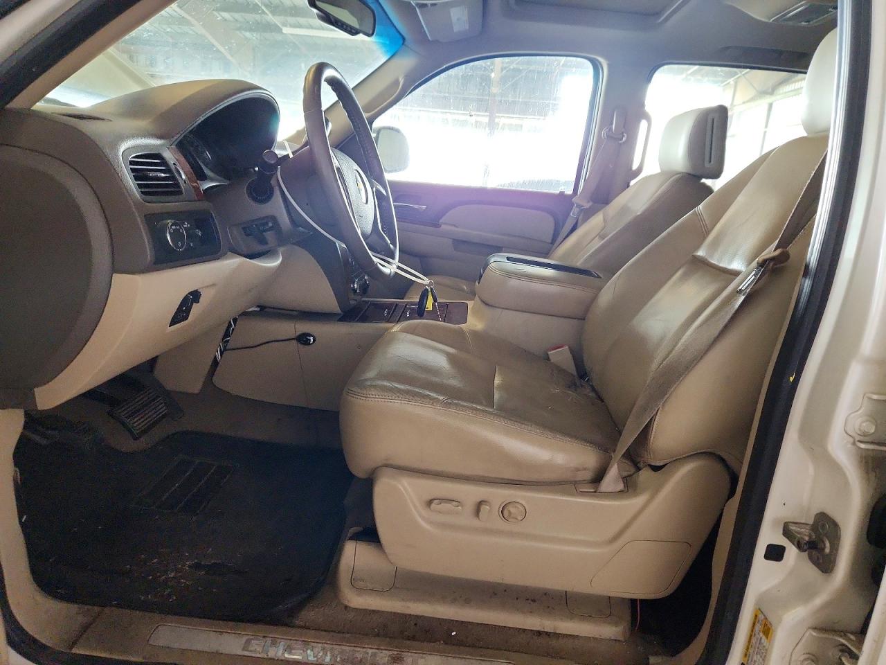 2011 Chevrolet Avalanche Ltz White vin: 3GNMCGE03BG103803