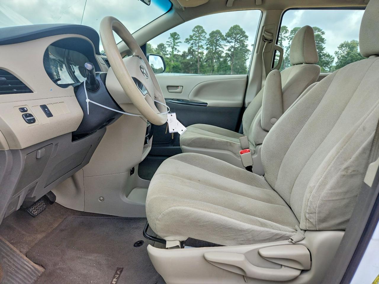 2014 Toyota Sienna L 7-passenger White vin: 5TDZK3DC9ES514182