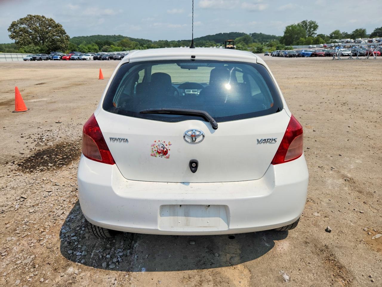 2008 Toyota Yaris Base Белый vin: JTDJT923585177326