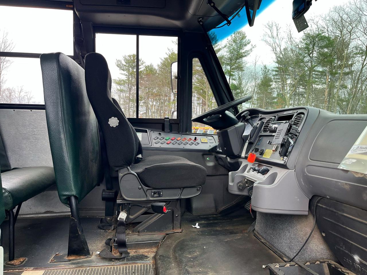 2015 Freightliner Chassis B2b Yellow vin: 4UZABRDU5FCGJ8503