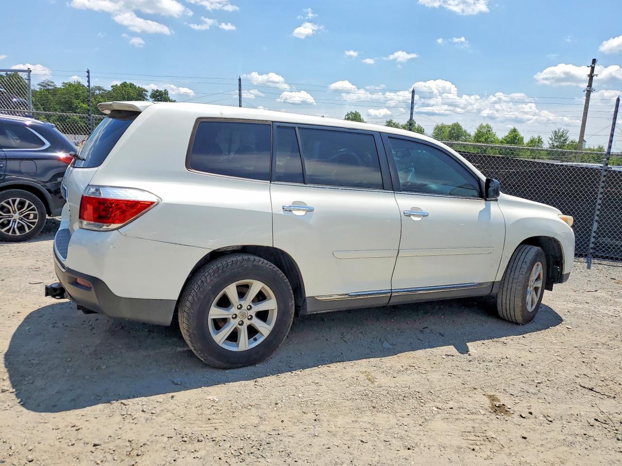 2013 Toyota Highlander Base Белый vin: 5TDZA3EHXDS044580