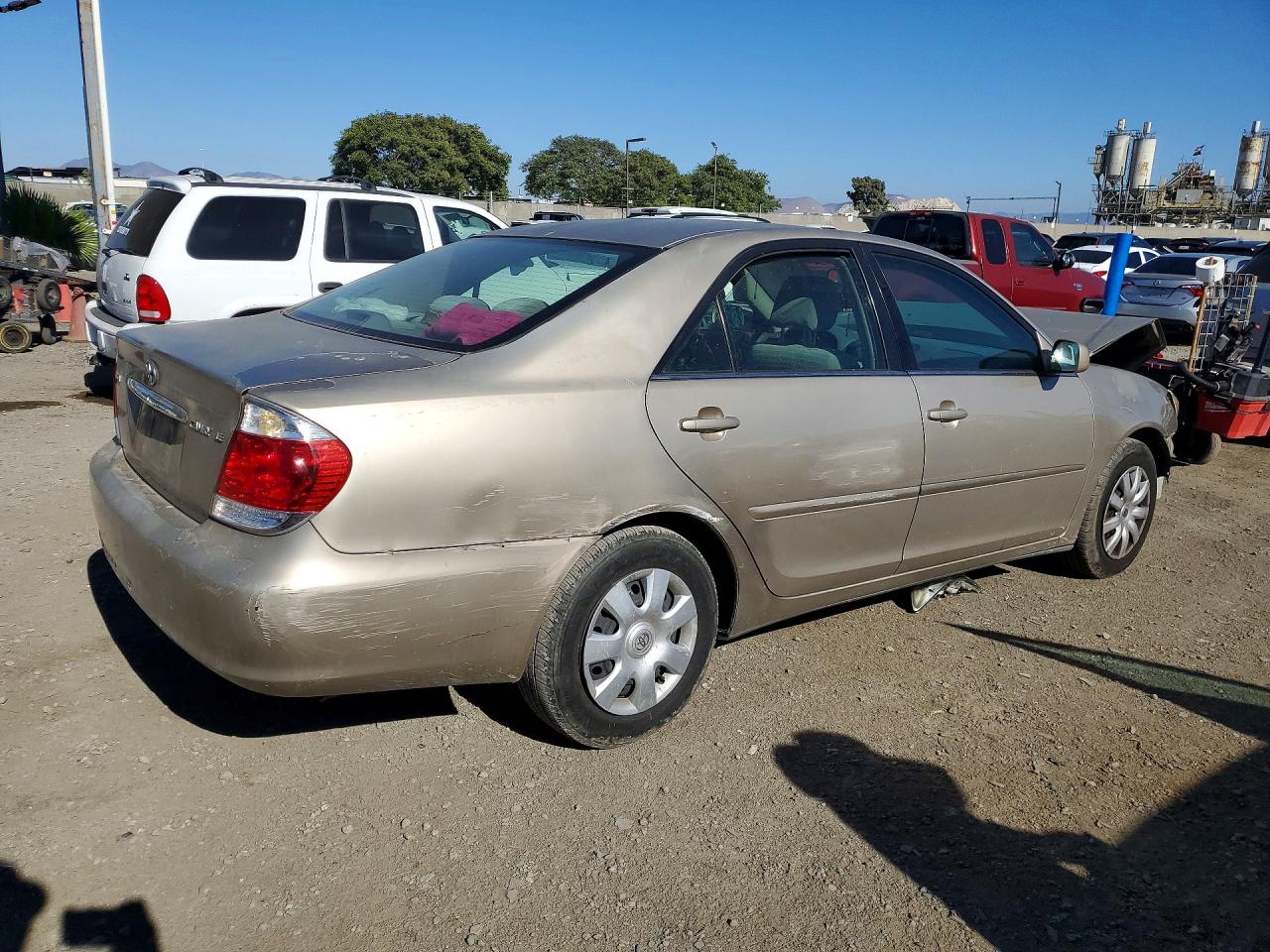 2005 Toyota Camry Le Gold vin: 4T1BE32K45U027062