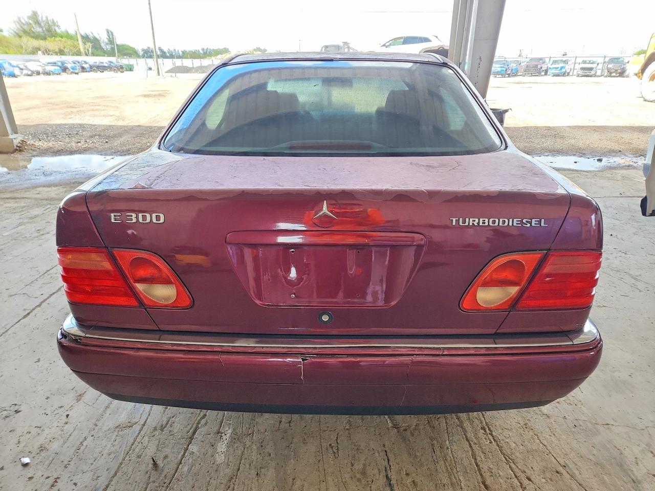 1999 Mercedes-benz E 300td Maroon vin: WDBJF25H8XA825025