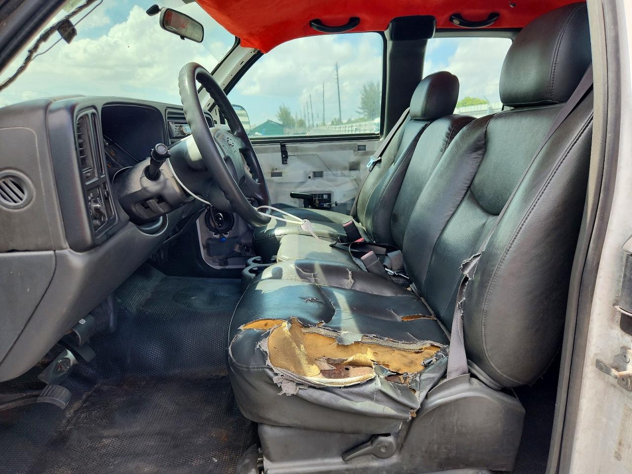 2006 Chevrolet Silverado C2500 Heavy Duty White vin: 1GCHC29U96E234631
