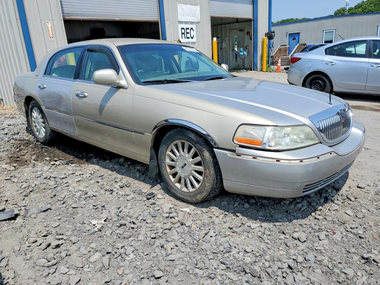 2004 Lincoln Town Car Executive Red vin: 1LNHM81W04Y679666