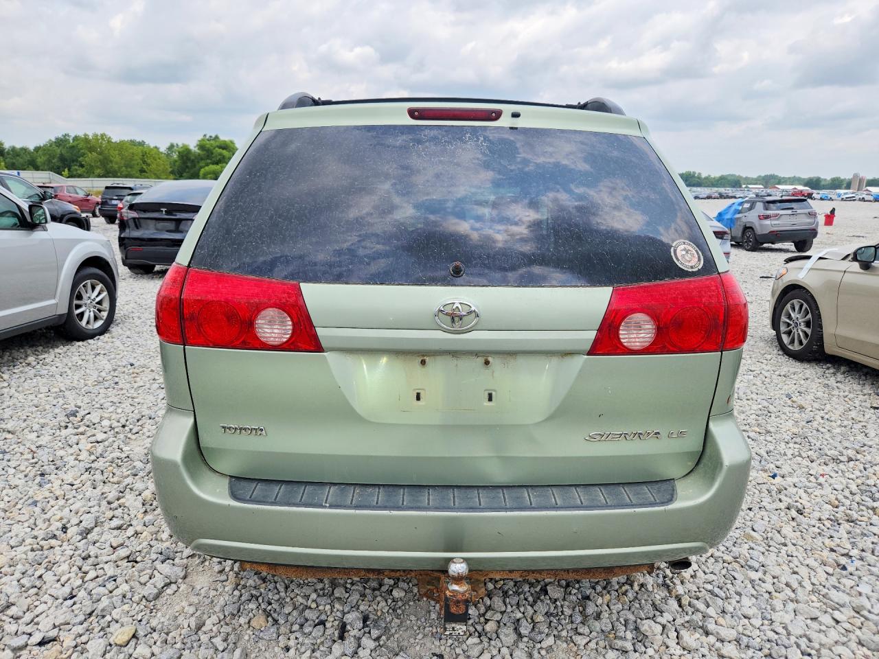 2010 Toyota Sienna Le 8-passenger Tan vin: 5TDKK4CC8AS295105