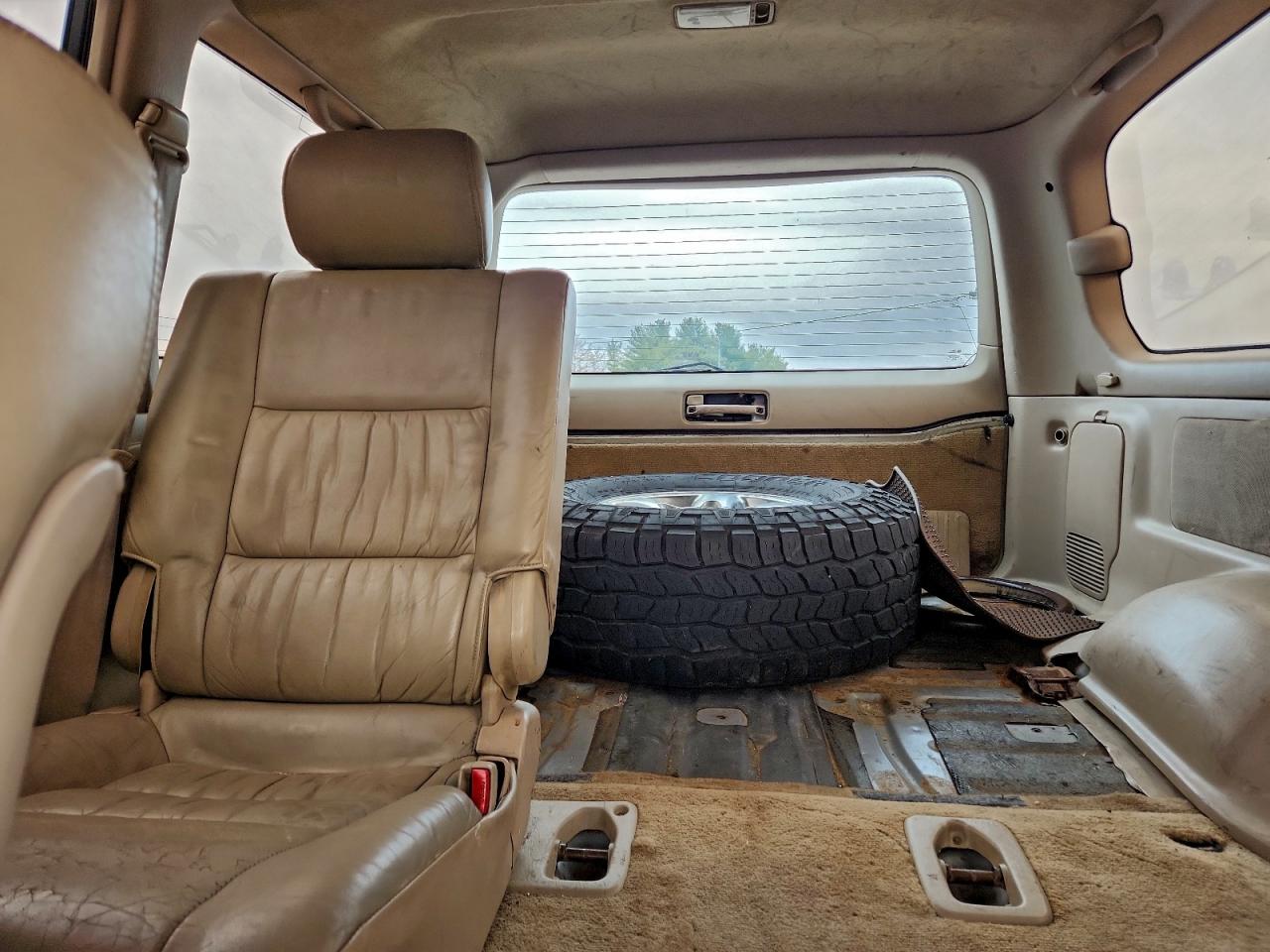 2002 Toyota Land Cruiser Silver vin: JTEHT05J322019981