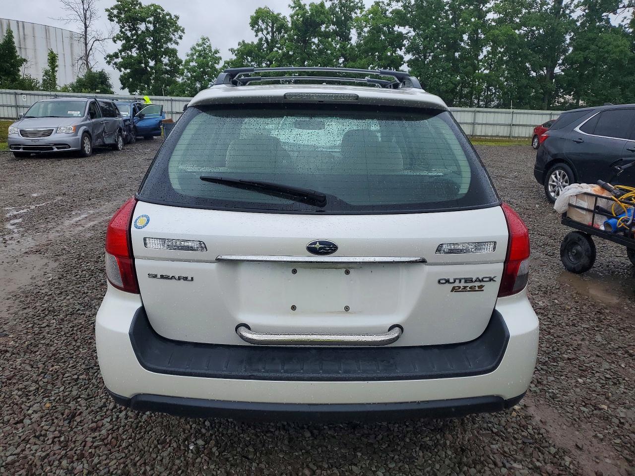 2008 Subaru Outback 2.5i White vin: 4S4BP61C387364721