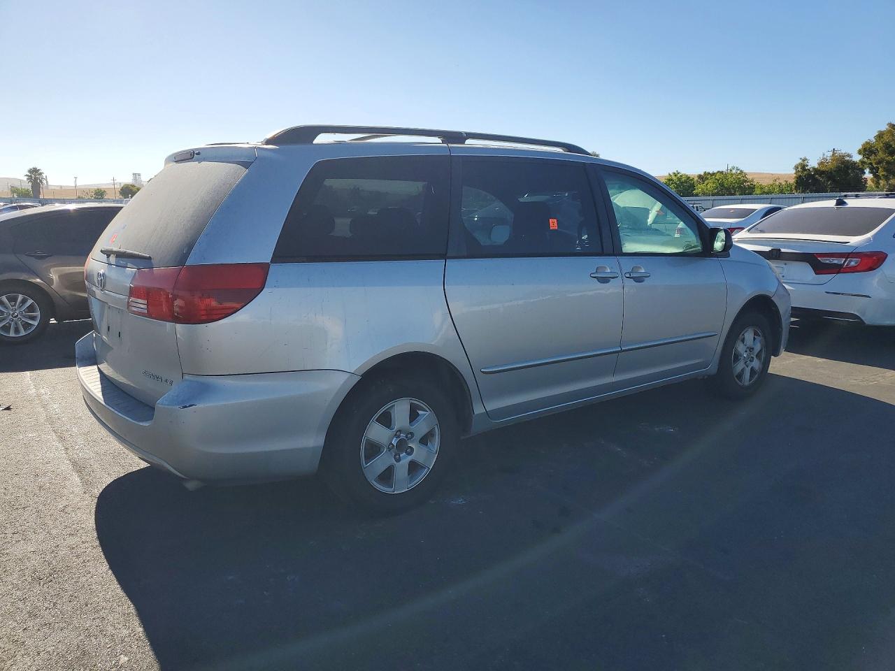 2004 Toyota Sienna Le 8 Passenger Silver vin: 5TDZA23C74S057918