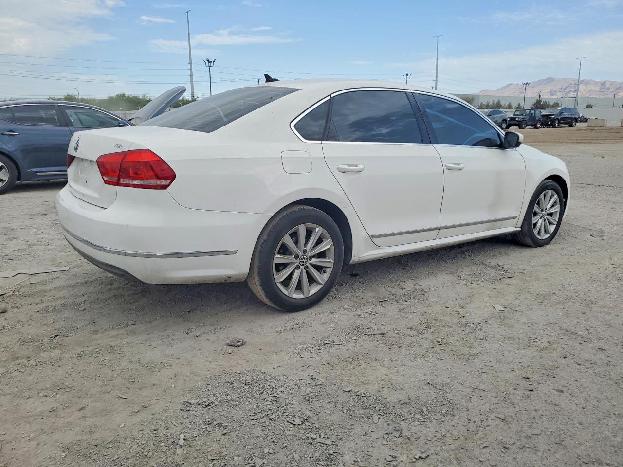 2012 Volkswagen Passat Sel White vin: 1VWCP7A32CC060677