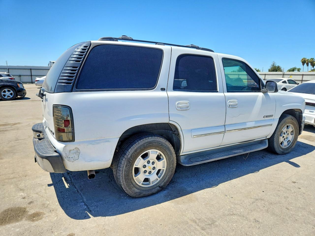 2002 Chevrolet Tahoe C1500 White vin: 1GNEC13TX2R131290