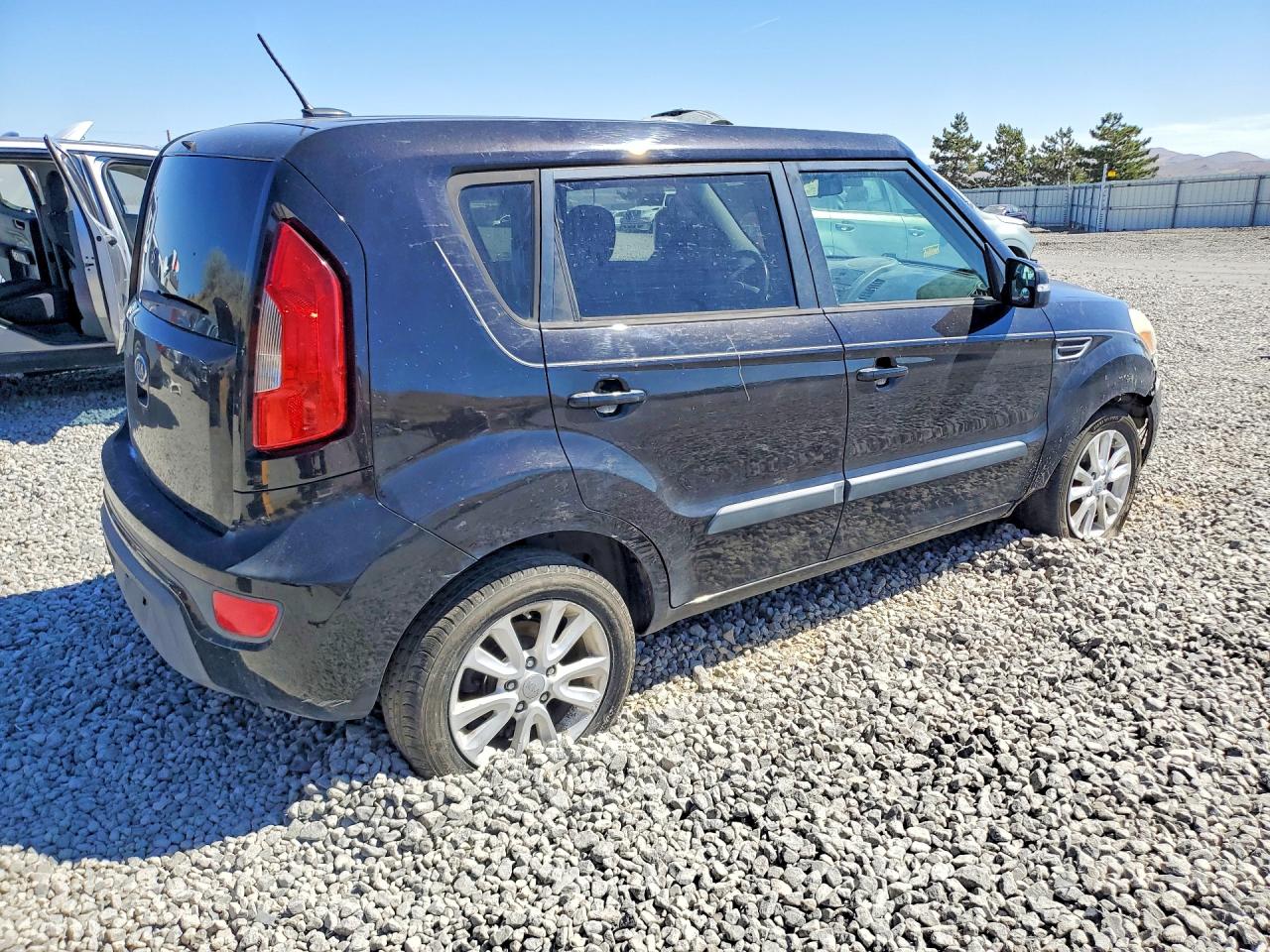 2012 Kia Soul + Black vin: KNDJT2A61C7380844