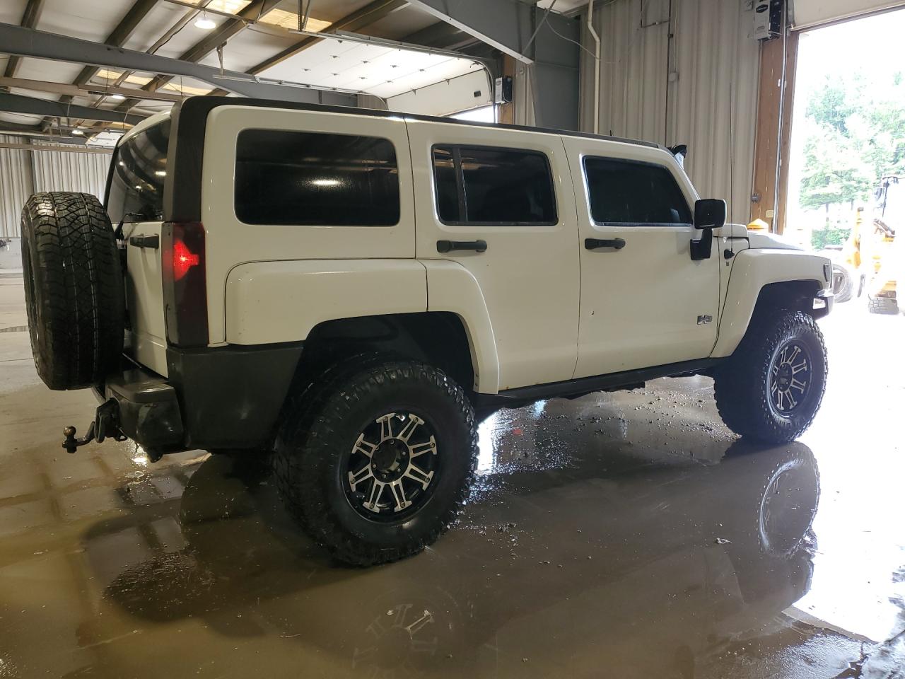 2006 Hummer H3 White vin: 5GTDN136068306921 Damage: Right Rear Door, Chipped, 3