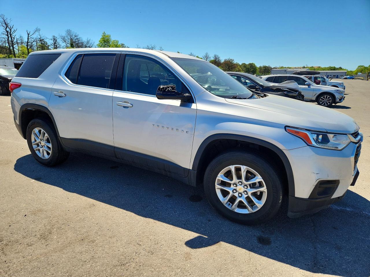 2019 Chevrolet Traverse Ls Серебряный vin: 1GNERFKW1KJ135685