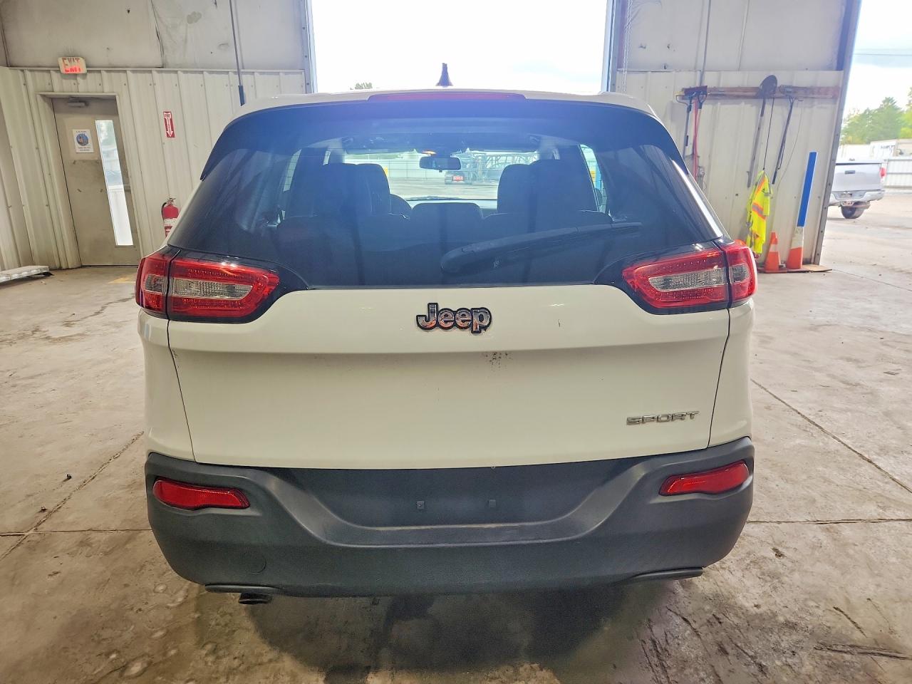 2015 Jeep Cherokee Sport Белый vin: 1C4PJLAB9FW731027