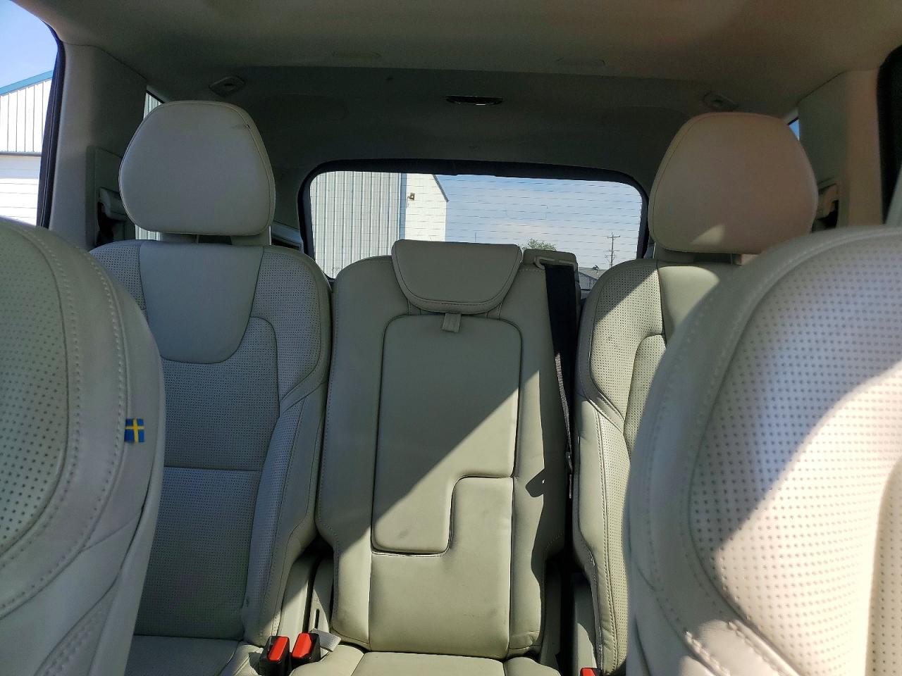 2016 Volvo Xc90 T6 White vin: YV4A22PL0G1048237