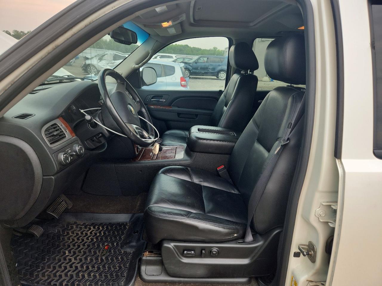 2011 Chevrolet Avalanche Ltz White vin: 3GNTKGE34BG318714