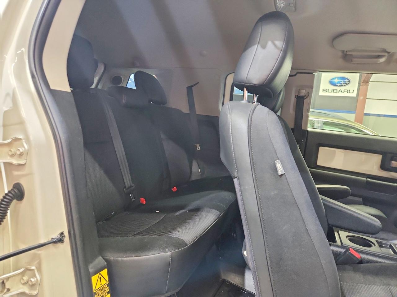 2013 Toyota Fj Cruiser Base Белый vin: JTEBU4BF0DK165056