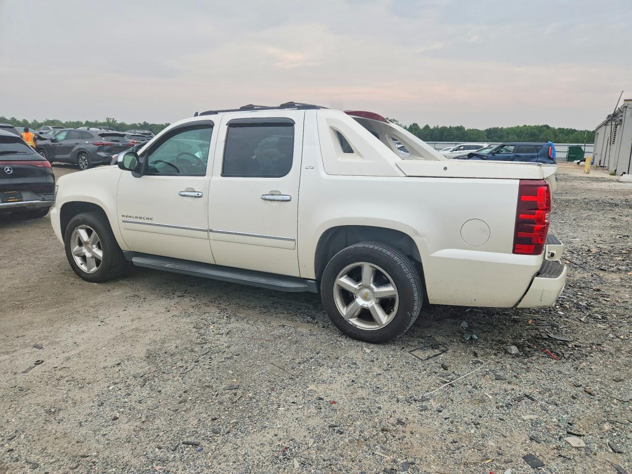 2011 Chevrolet Avalanche Ltz White vin: 3GNTKGE34BG318714