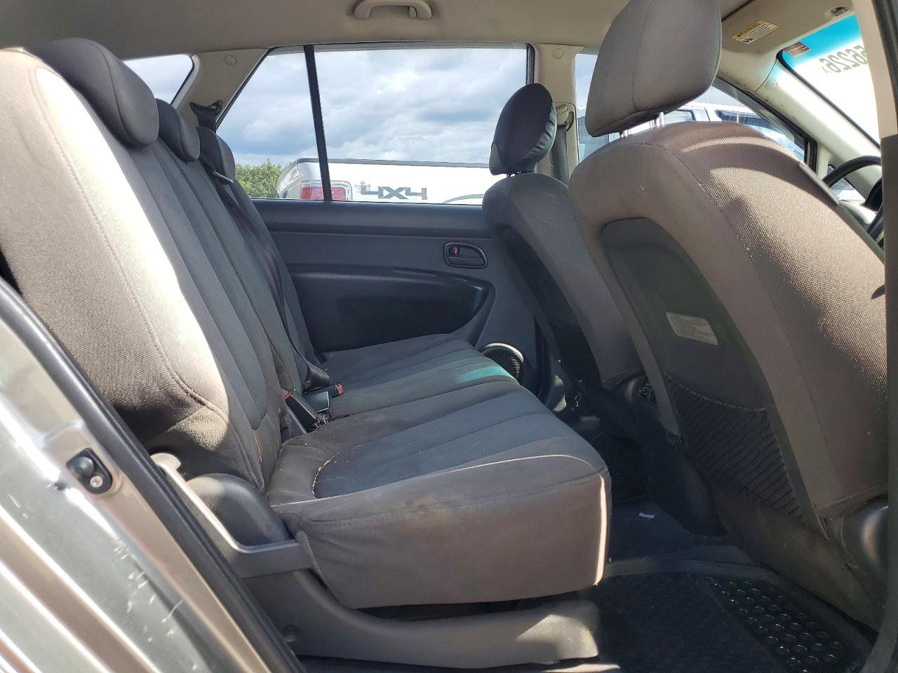 2009 Kia Rondo Base Gray vin: KNAFG528X97228921