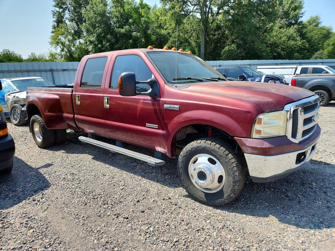 2005 Ford F350 Super Duty Maroon vin: 1FTWW33P45EA64491
