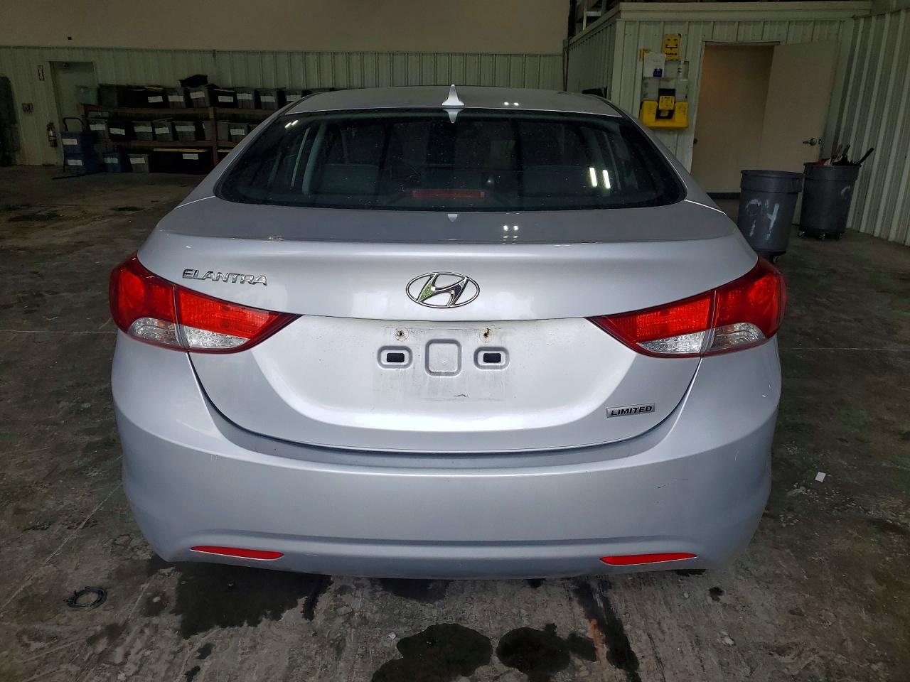 2013 Hyundai Elantra Limited Серебряный vin: KMHDH4AE5DU693847