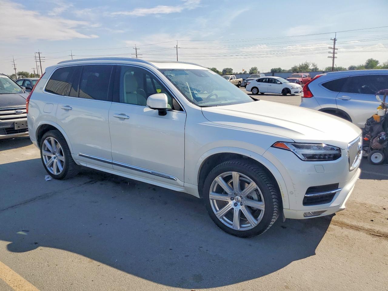 2016 Volvo Xc90 T6 White vin: YV4A22PL0G1048237
