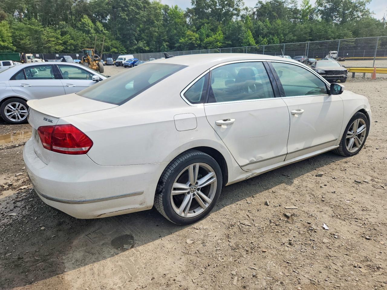 2013 Volkswagen Passat Sel White vin: 1VWCN7A39DC003724