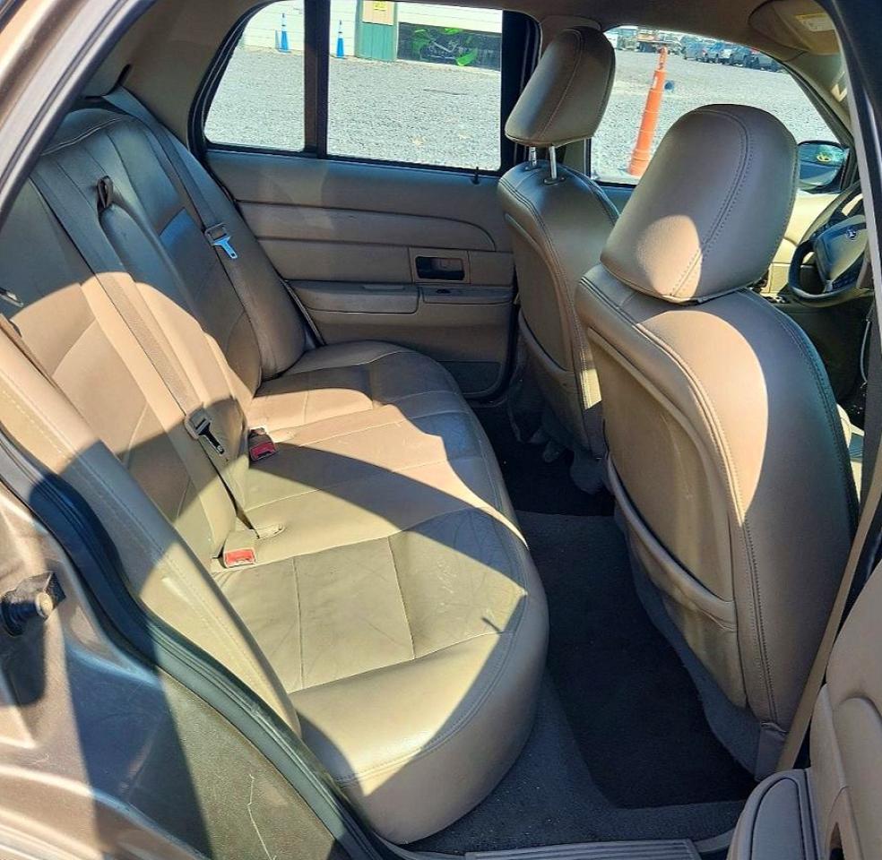 2004 Ford Crown Victoria Lx Beige vin: 2FAFP74W74X124373