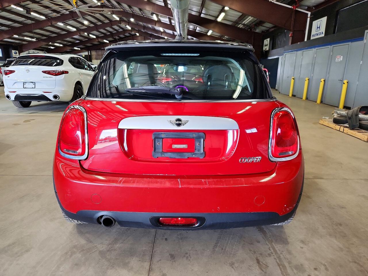 2015 Mini Cooper Red vin: WMWXM5C55F3A97341