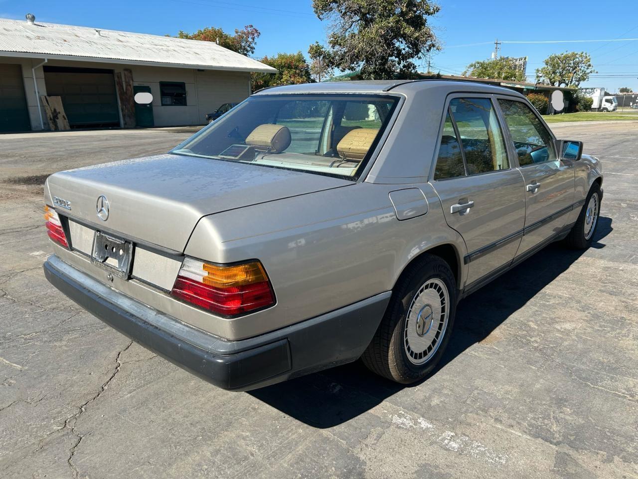 1986 Mercedes-benz 300 E Gold vin: WDBEA30DXGA214357