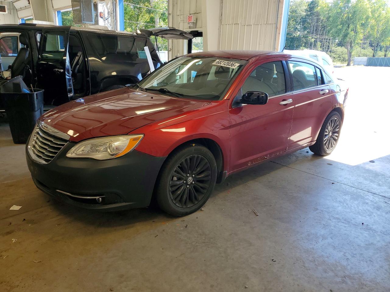 2013 Chrysler 200 Limited Red vin: 1C3CCBCG3DN515841