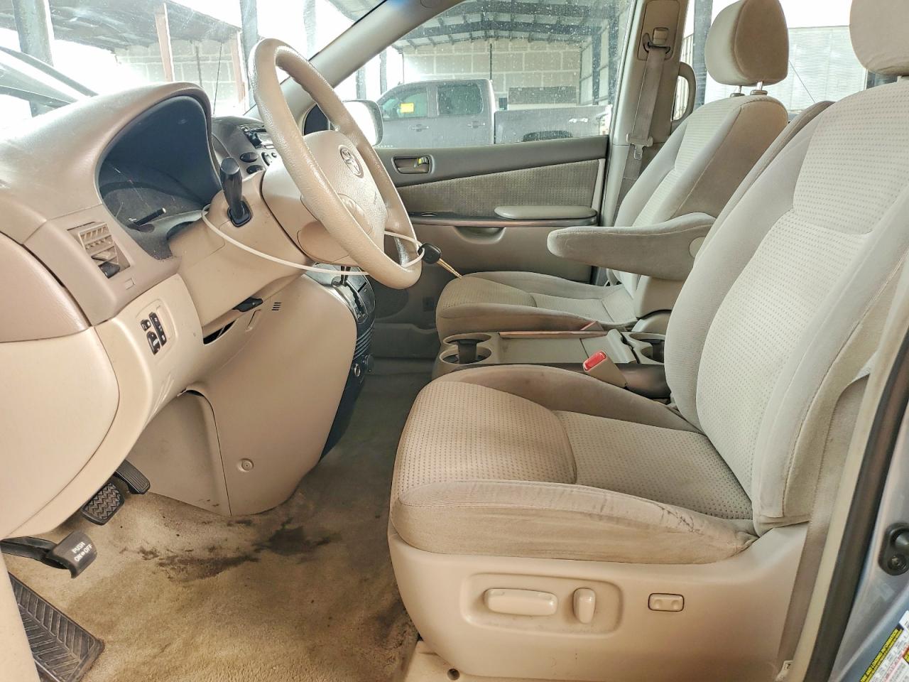 2008 Toyota Sienna Le 8-passenger Silver vin: 5TDZK23C58S210282