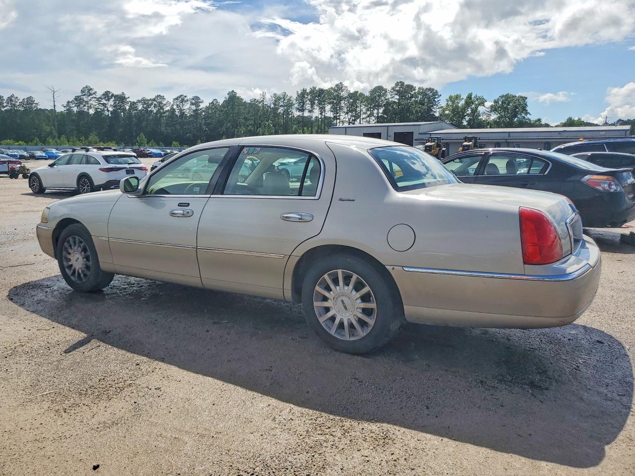 2006 Lincoln Town Car Signature Two Tone vin: 1LNHM81V76Y626893