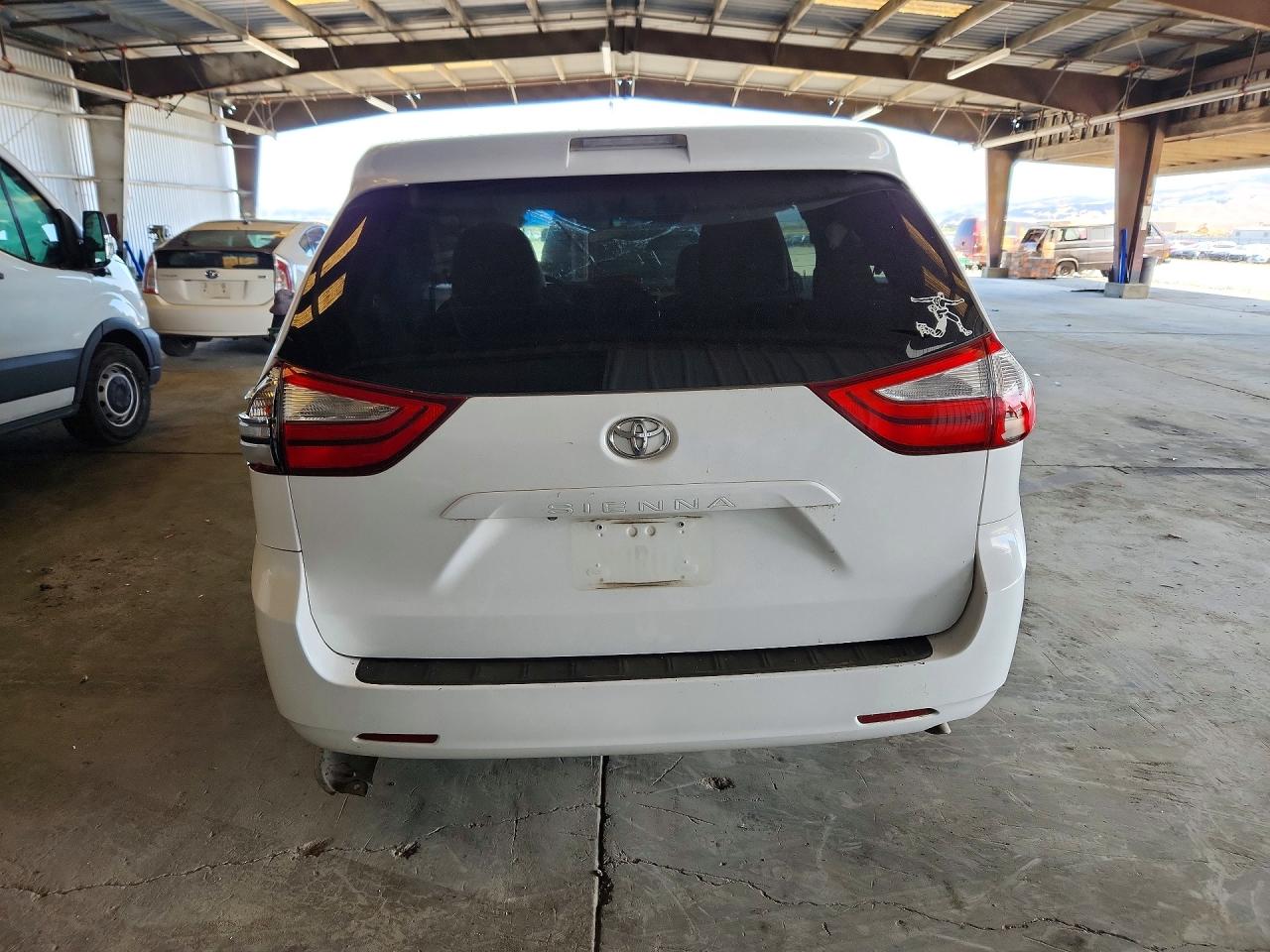 2015 Toyota Sienna L 7-passenger White vin: 5TDZK3DC5FS600753