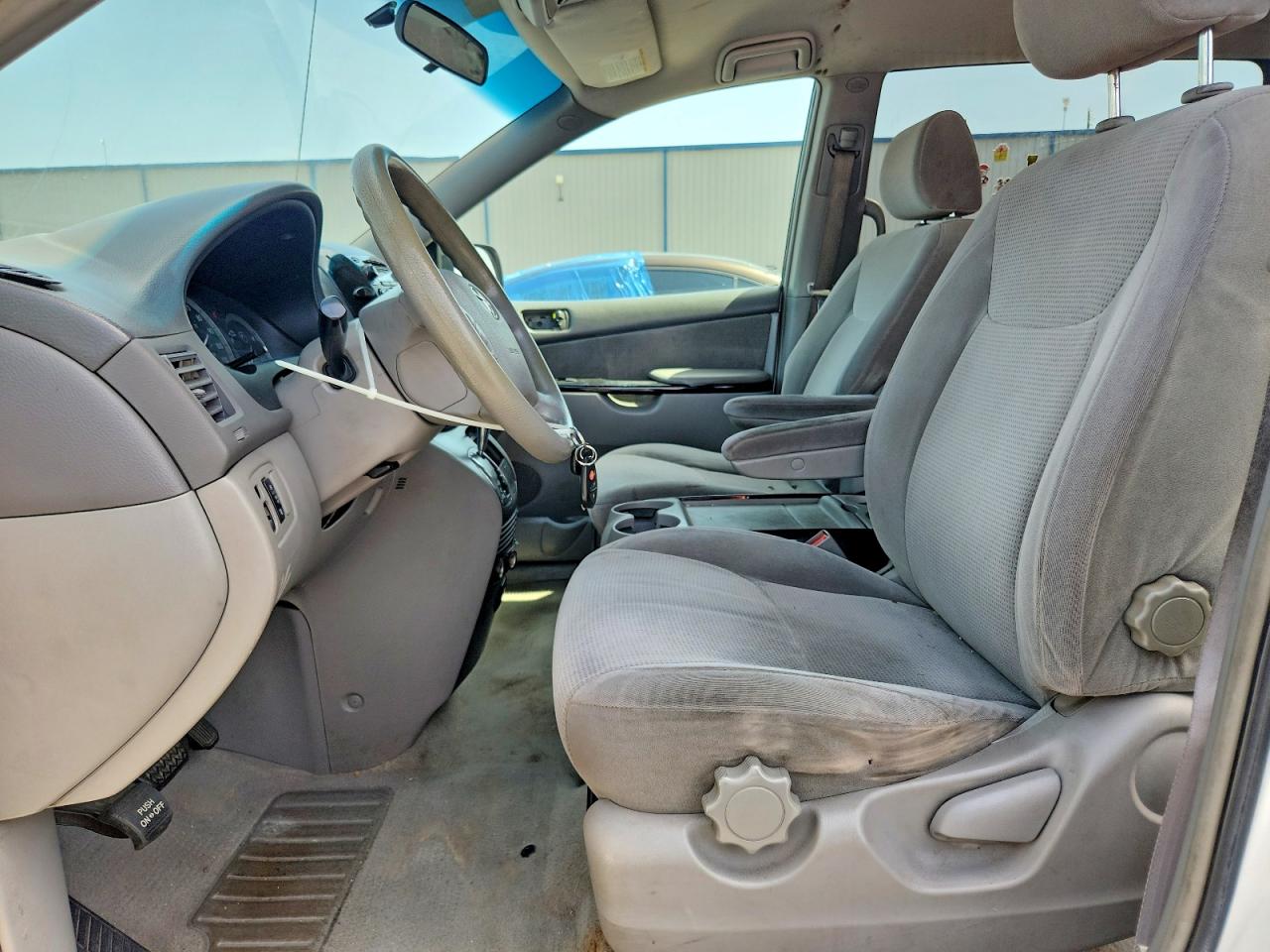 2004 Toyota Sienna Le 7 Passenger White vin: 5TDZA23C24S000090