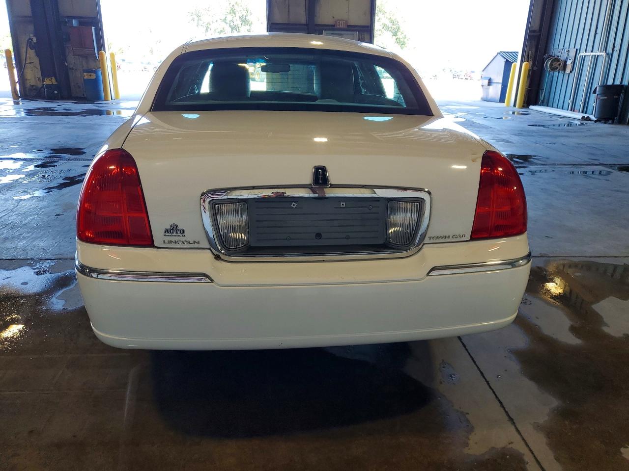 2011 Lincoln Town Car Signature Limited White vin: 2LNBL8CVXBX761236