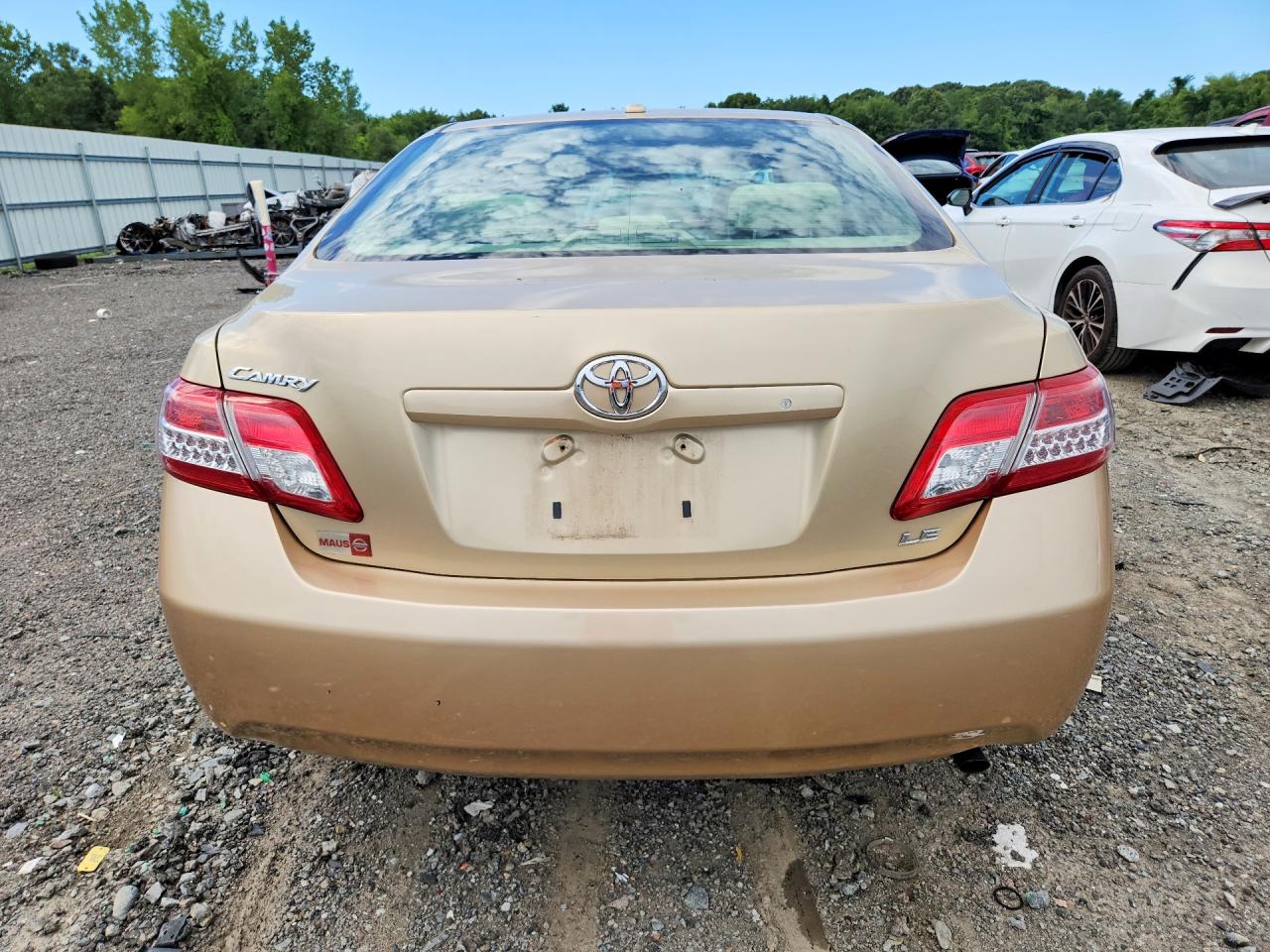 2011 Toyota Camry Le Gold vin: 4T1BF3EK1BU679898