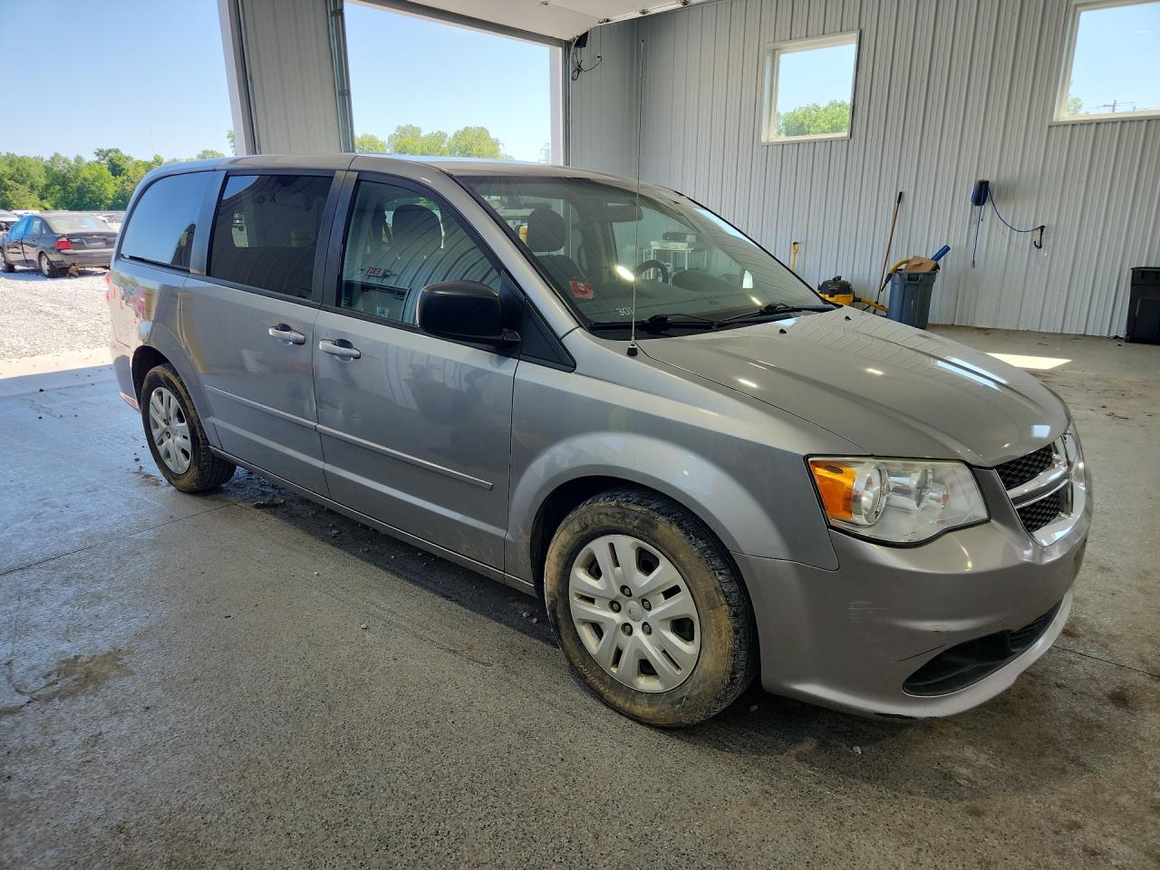 2015 Dodge Grand Caravan Se Серебряный vin: 2C4RDGBG6FR549991 Damage: Right Front Door, Dent(S) W/ Paint Dmg, 9 To 10 Inches