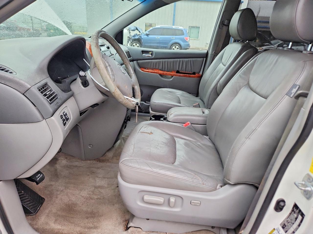 2010 Toyota Sienna Xle White vin: 5TDYK4CC5AS323761