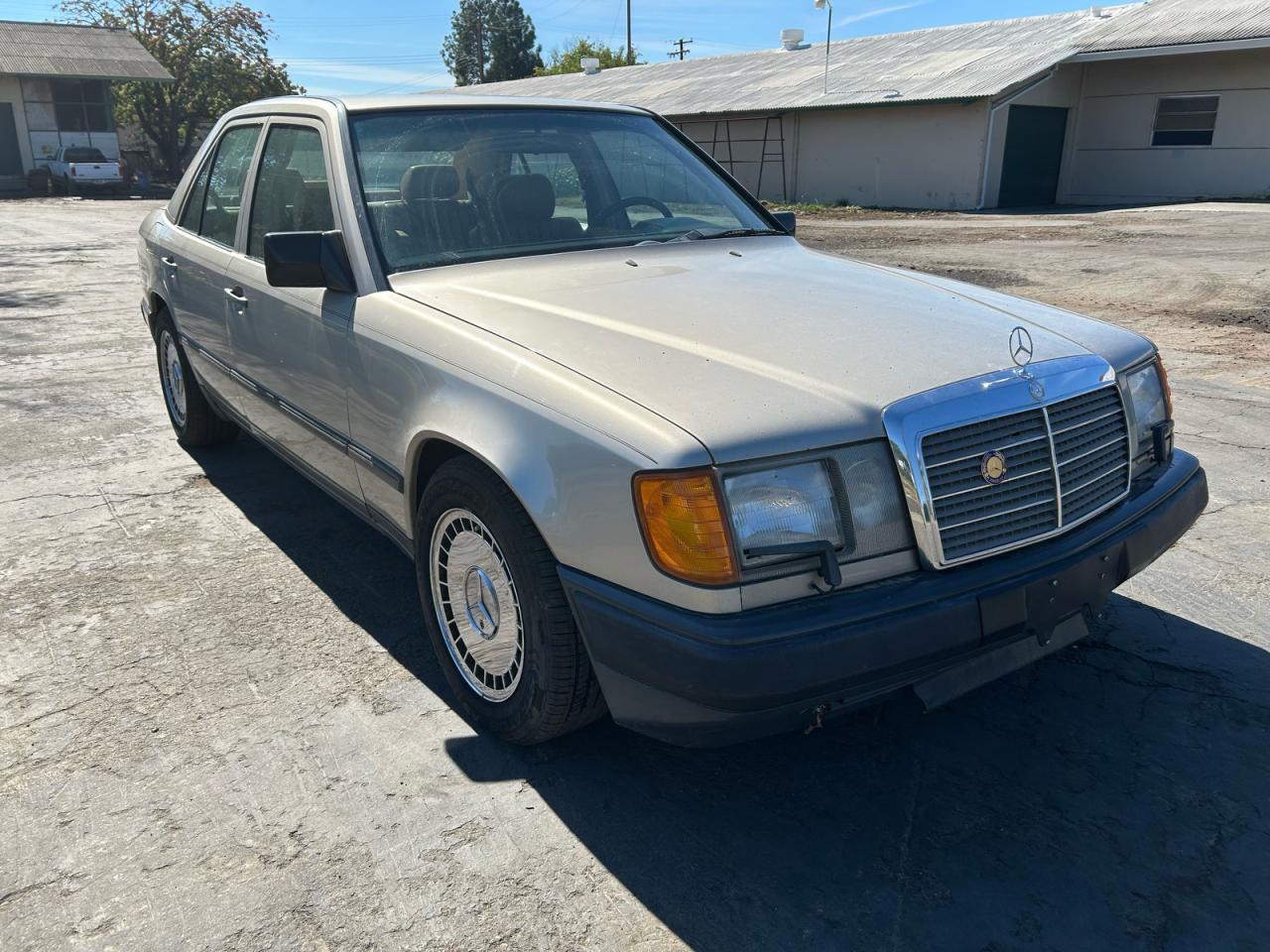 1986 Mercedes-benz 300 E Gold vin: WDBEA30DXGA214357