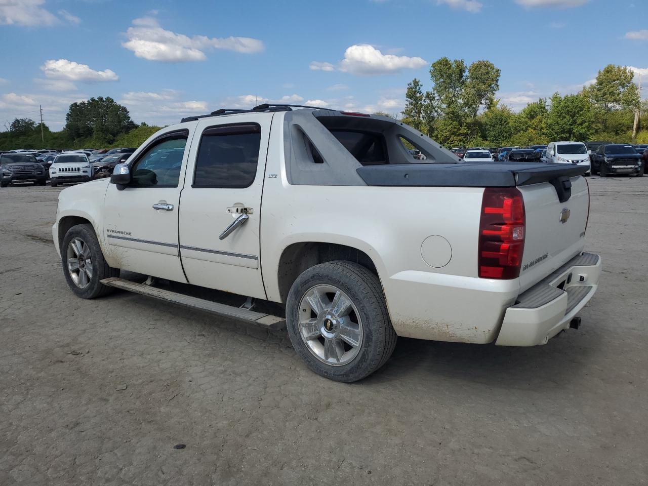 2010 Chevrolet Avalanche Ltz Серебряный vin: 3GNVKGE04AG140719
