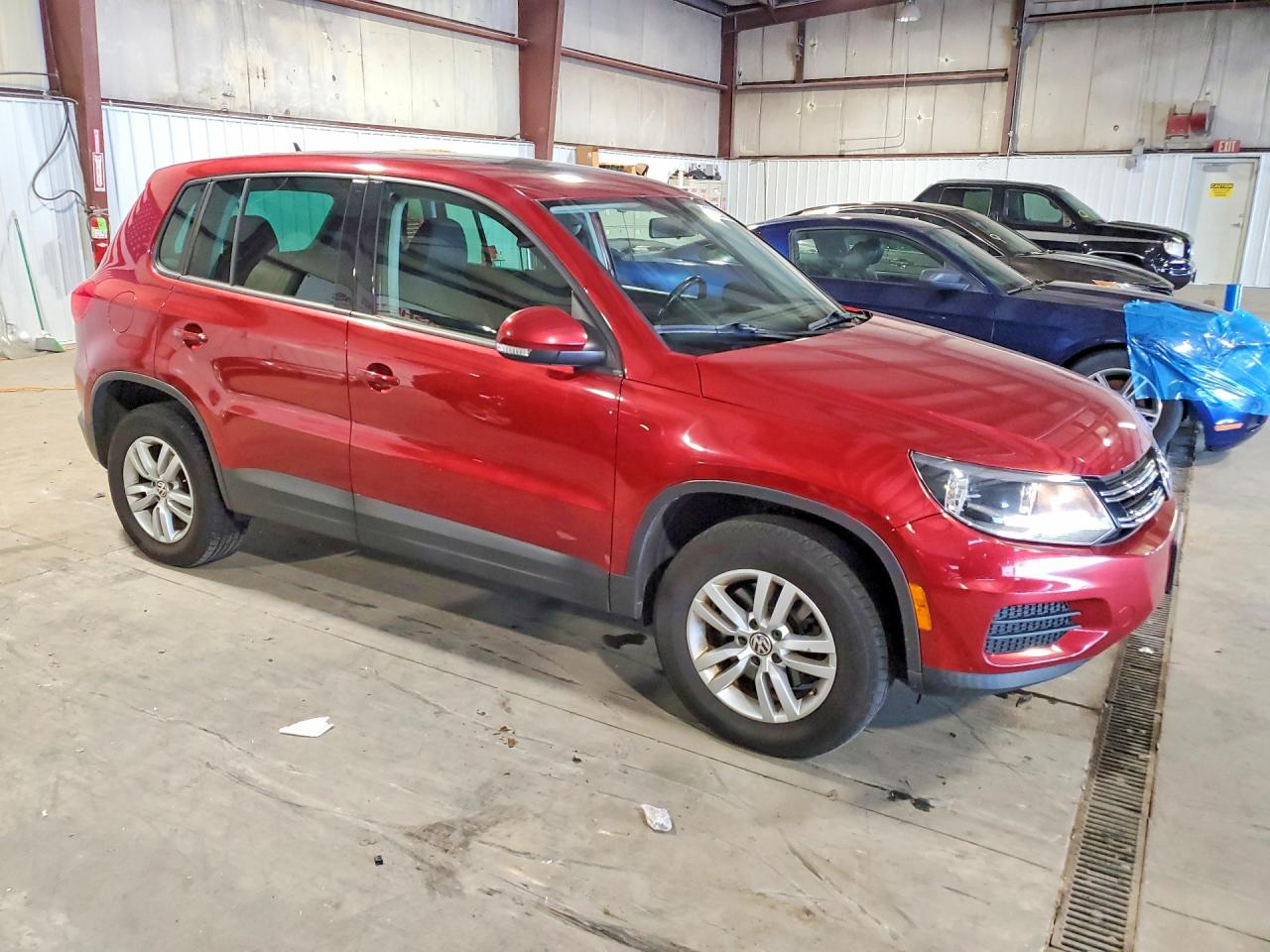 2013 Volkswagen Tiguan S Burgundy vin: WVGBV3AXXDW067145