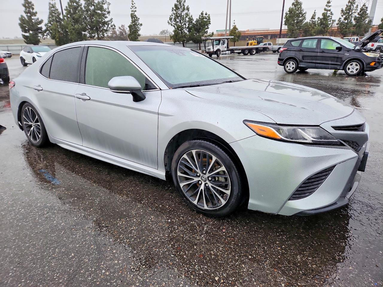 2018 Toyota Camry L Серебряный vin: JTNB11HK8J3049833